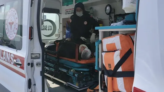 Taksi emniyet şeridinde park halindeki otomobile çarptı: 4 yaralı