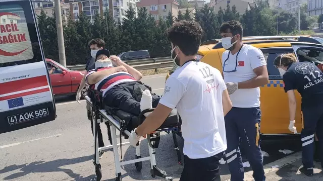 Taksi emniyet şeridinde park halindeki otomobile çarptı: 4 yaralı