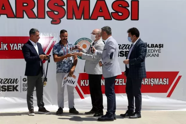 Kurbanlık tosunlar podyumda güzelliklerini sergiledi 2 Kurbanlık tosunlar podyumda güzelliklerini sergiledi