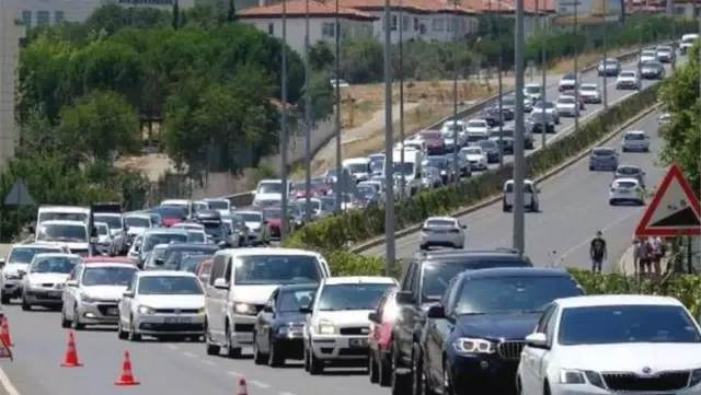 Bayram tatili için vatandaşların akın ettiği Marmaris'te belediye tüm izinleri kaldırdı Bayram tatili için vatandaşların akın ettiği Marmaris'te belediye tüm izinleri kaldırdı