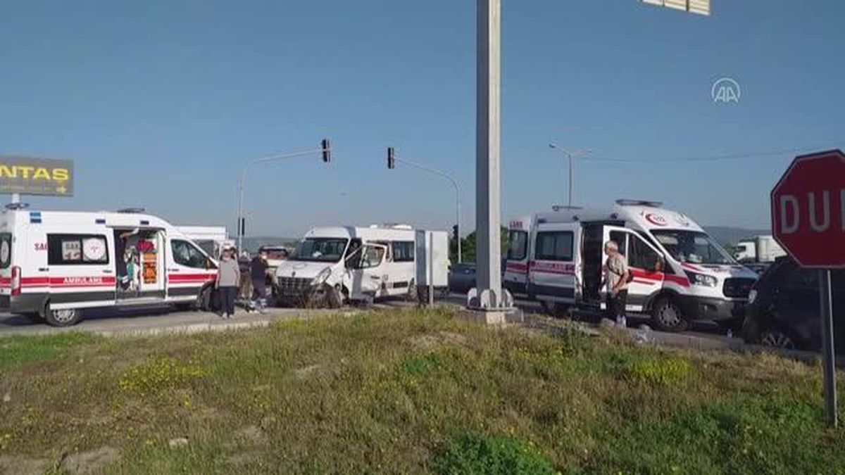 Minibüs ile otomobil çarpıştı: 8 yaralı