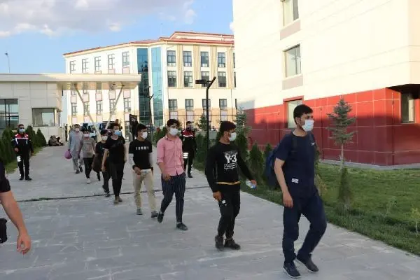 Tırdan inerken yakalanan göçmenlerin 7'sinin koronavirüs testi pozitif çıktı