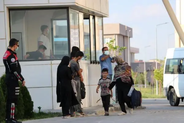 Tırdan inerken yakalanan göçmenlerin 7'sinin koronavirüs testi pozitif çıktı
