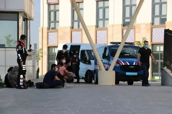 Tırdan inerken yakalanan göçmenlerin 7'sinin koronavirüs testi pozitif çıktı