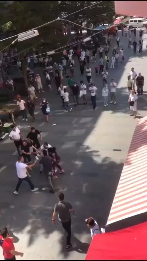 Öfkeli kadın, eşini sokak ortasında darbeden genci tekme tokat dövdü
