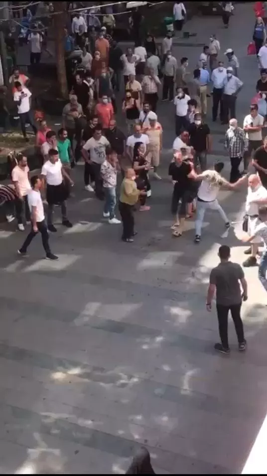 Öfkeli kadın, eşini sokak ortasında darbeden genci tekme tokat dövdü