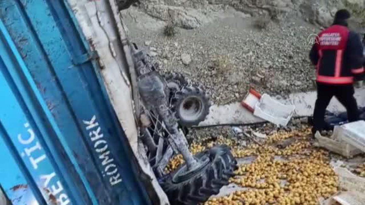 Otomobil ile tarım aracı çarpıştı: 2 yaralı