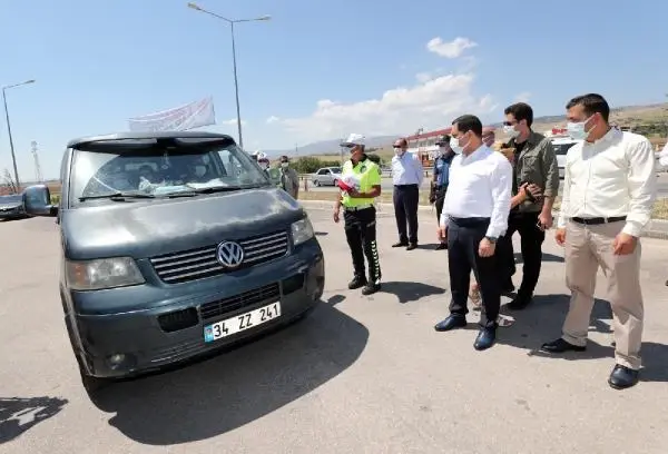 Son dakika! Polis uygulama noktasında yolculara aşı hizmeti ve çay ikramı 3 Son dakika! Polis uygulama noktasında yolculara aşı hizmeti ve çay ikramı