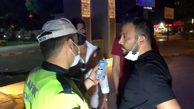 Polisleri görünce aracını park edip, yaya rolü yapıp kaçmak isteyen sürücü alkollü çıktı