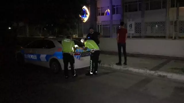 Polisleri görünce aracını park edip, yaya rolü yapıp kaçmak isteyen sürücü alkollü çıktı
