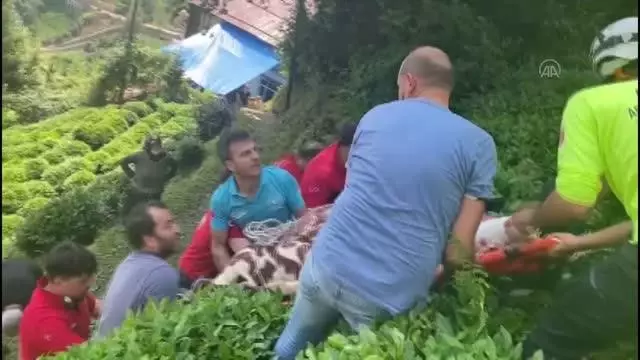 Son dakika haber | Rize Valiliği sel ve heyelan esnasında bir vatandaşın yaralı olarak kurtarılması ile görüntü paylaştı