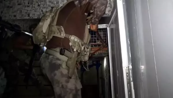 ŞİRİNLER ÇETESİ YÖNETİCİSİNİN EVİNDE 'SEDAT PEKER' YAZILI TESPİH