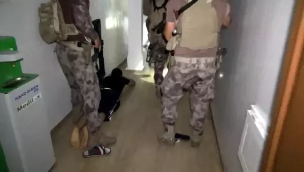 ŞİRİNLER ÇETESİ YÖNETİCİSİNİN EVİNDE 'SEDAT PEKER' YAZILI TESPİH