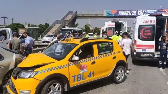 Taksi emniyet şeridinde park halindeki otomobile çarptı: 4 yaralı
