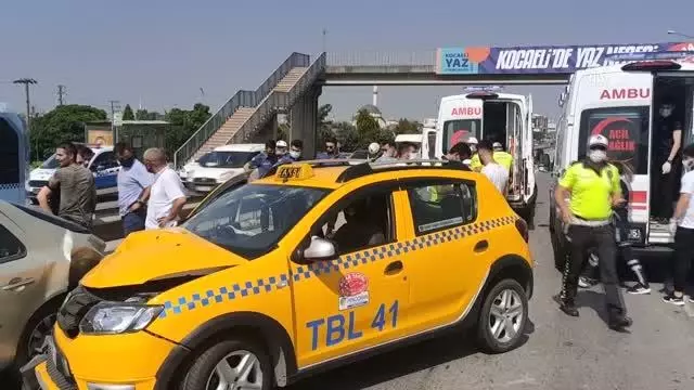Taksi emniyet şeridinde park halindeki otomobile çarptı: 4 yaralı