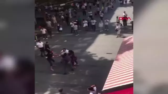 Antalya'nın en işlek caddesinde tekme tokatlı kavga kamerada