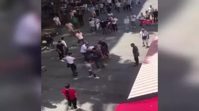 Antalya'nın en işlek caddesinde tekme tokatlı kavga kamerada