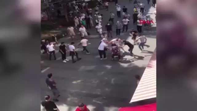 Antalya'nın en işlek caddesinde tekme tokatlı kavga kamerada