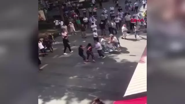 Antalya'nın en işlek caddesinde tekme tokatlı kavga kamerada