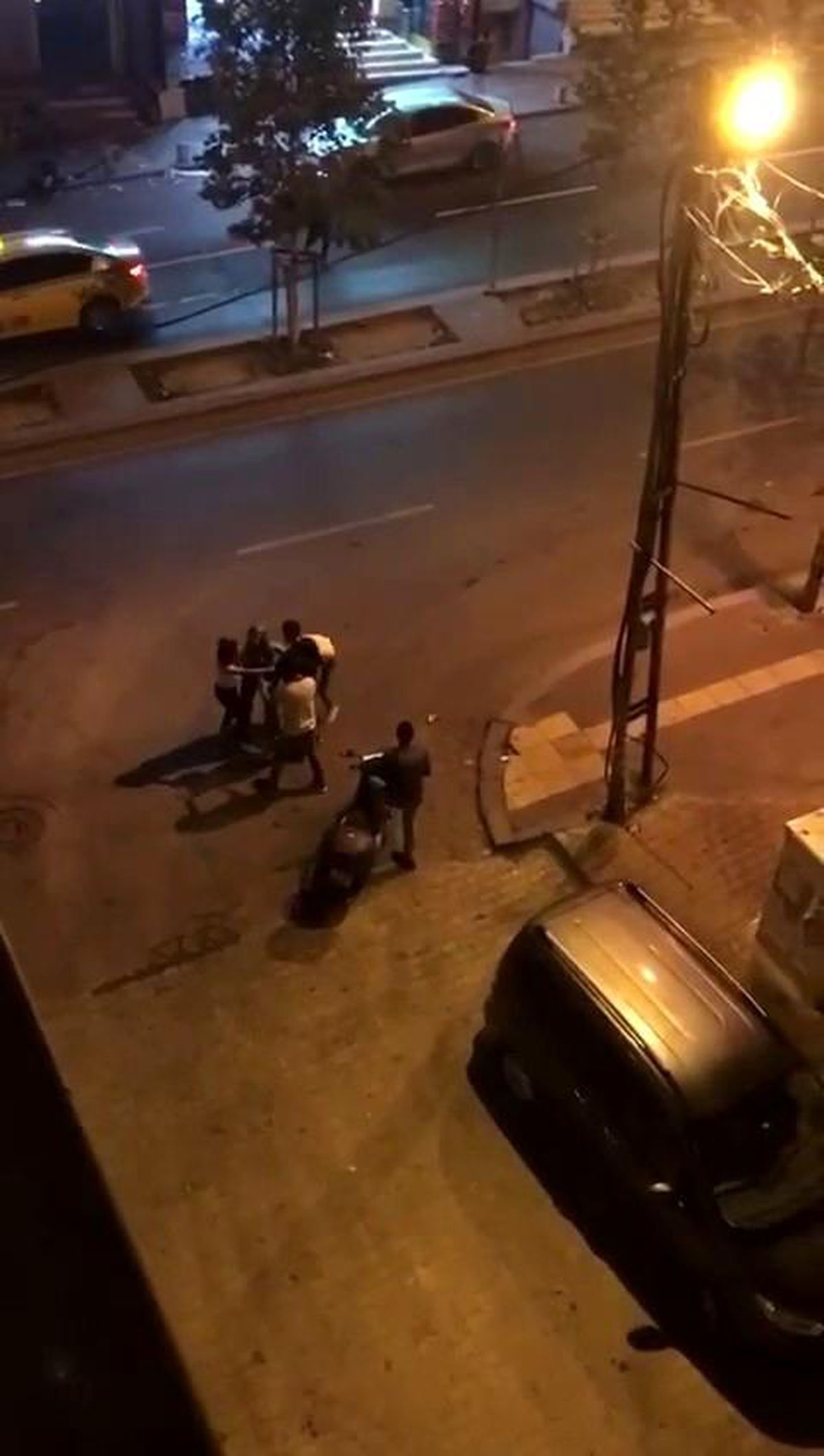Tekmeli tokatlı kız kavgası kamerada! Çevredeki vatandaşlar güçlükle ayırdı