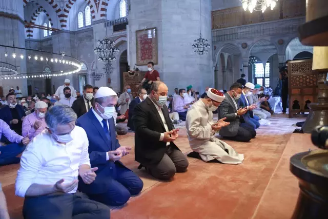 Son Dakika | 15 Temmuz şehidi Prof. Dr. İlhan Varank ve tüm şehitler için Kur'an okunup dualar edildi