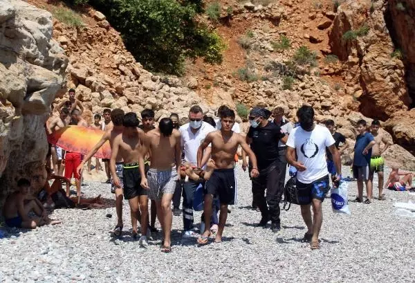 Son dakika haberleri... 30 METRELİK FALEZLERDEN DENİZE ATLAYAN AHMET, HASTANELİK OLDU
