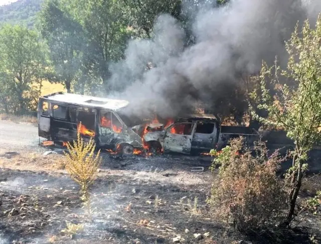 4 kişinin yaralandığı kaza sonrası araçlar alev alev yandı 4 kişinin yaralandığı kaza sonrası araçlar alev alev yandı