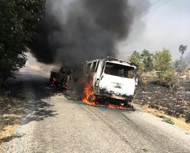 4 kişinin yaralandığı kaza sonrası araçlar alev alev yandı