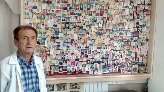 40 yıldır tıraş ettiği binlerce müşterisinin fotoğraflı arşivini tutuyor 40 yıldır tıraş ettiği binlerce müşterisinin fotoğraflı arşivini tutuyor