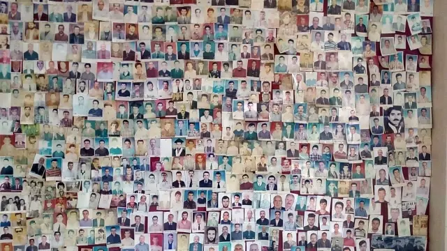 40 yıldır tıraş ettiği binlerce müşterisinin fotoğraflı arşivini tutuyor