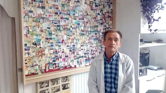 40 yıldır tıraş ettiği binlerce müşterisinin fotoğraflı arşivini tutuyor