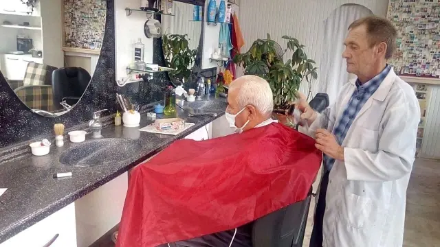 40 yıldır tıraş ettiği binlerce müşterisinin fotoğraflı arşivini tutuyor