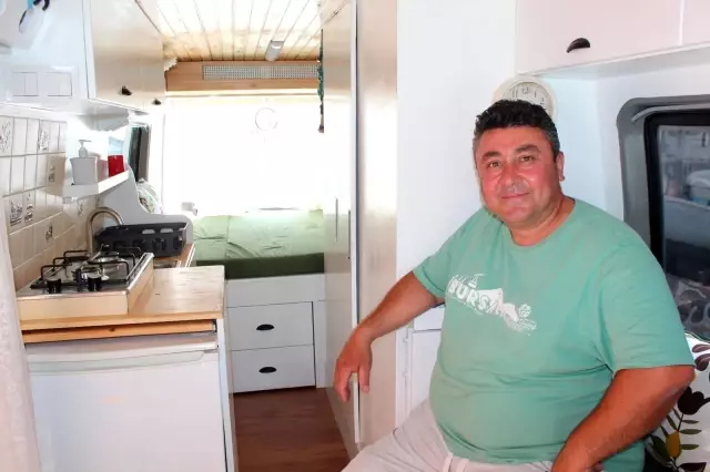 80 bin TL harcadığı minibüsünü karavana çevirdi