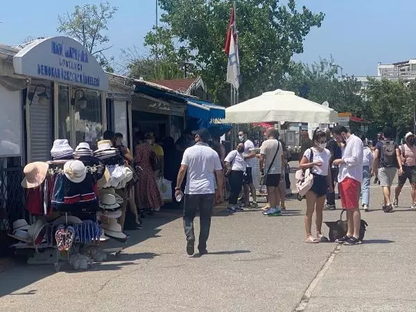 ADALAR İSKELESİNDE YOĞUNLUK ADALAR İSKELESİNDE YOĞUNLUK