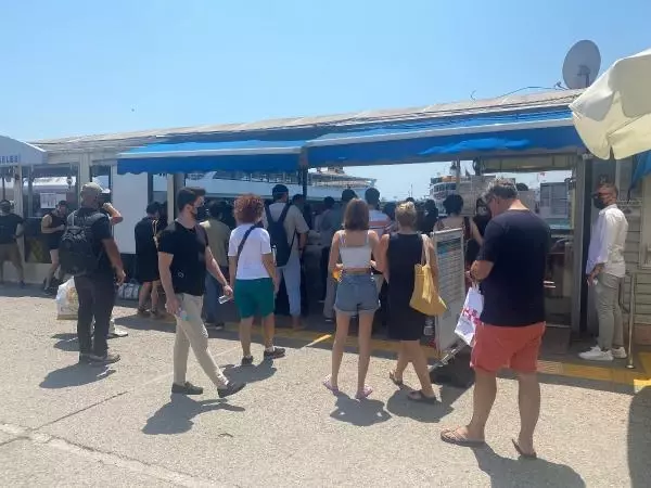 ADALAR İSKELESİNDE YOĞUNLUK