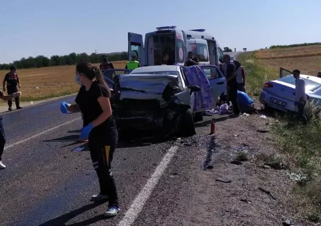 Afyonkarahisar'da iki otomobil çarpıştı: 8 yaralı Afyonkarahisar'da iki otomobil çarpıştı: 8 yaralı