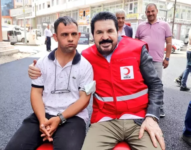 Ağrı Belediye Başkanı Sayan'dan down sendromlu vatandaşa bayram sürprizi