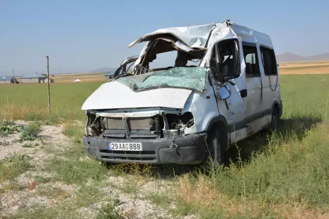 Minibüs, refüje çarpıp takla attı: 3 ölü, 14 yaralı
