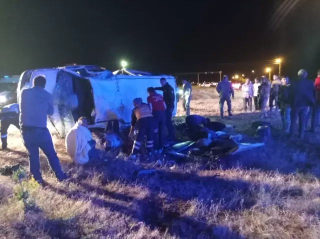 Minibüs, refüje çarpıp takla attı: 3 ölü, 14 yaralı