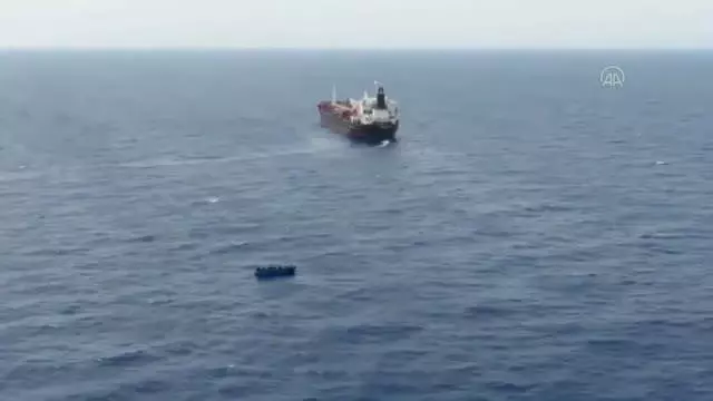 Akdeniz'deki 80 göçmen TCG Gediz Fırkateyni ile kurtarıldı Akdeniz'deki 80 göçmen TCG Gediz Fırkateyni ile kurtarıldı