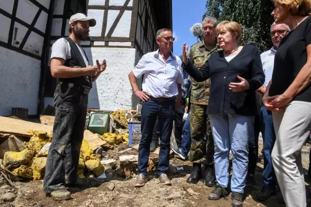 Almanya Başbakanı Merkel'den afet bölgesine ziyaret