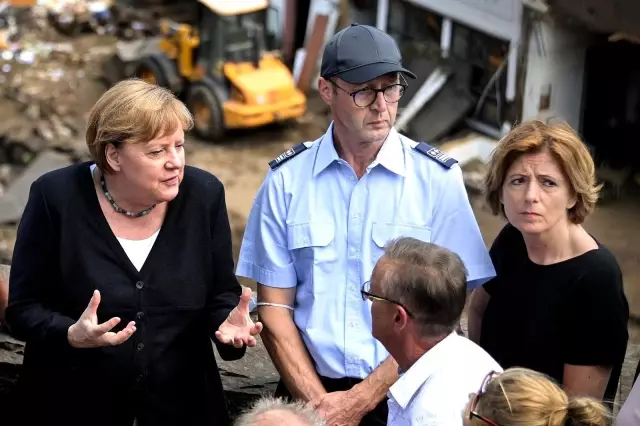 Almanya Başbakanı Merkel'den afet bölgesine ziyaret