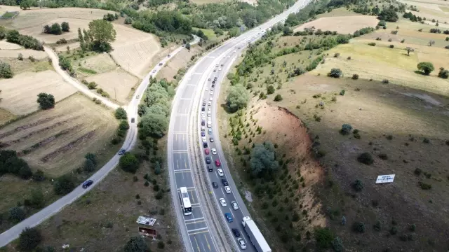 Anadolu Otoyolu'nda bayram tatili yoğunluğu devam ediyor Anadolu Otoyolu'nda bayram tatili yoğunluğu devam ediyor