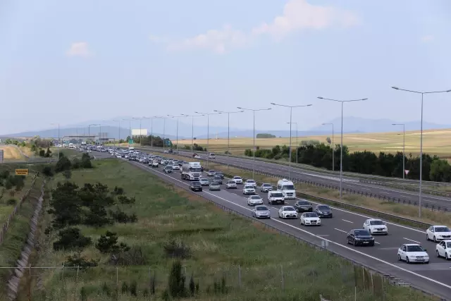 Anadolu Otoyolu'nda bayram tatili yoğunluğu devam ediyor