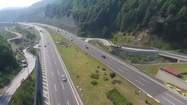 Anadolu Otoyolu'nda bayram tatili yoğunluğu devam ediyor