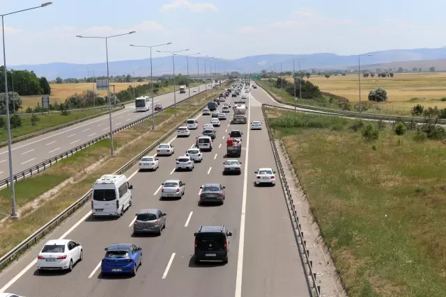 Anadolu Otoyolu'nda bayram tatili yoğunluğu devam ediyor