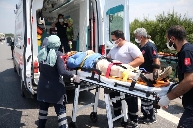 Anadolu Otoyolu'nda emniyet şeridinde bekleyen araca çarpan otomobil devrildi: 2 yaralı