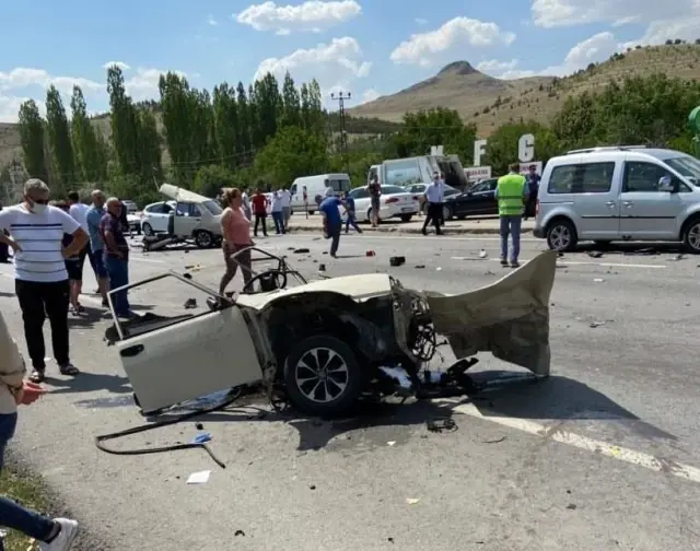 Son dakika haberi... Ankara'da zincirleme trafik kazası: 1 ölü, 10 yaralı Son dakika haberi... Ankara'da zincirleme trafik kazası: 1 ölü, 10 yaralı