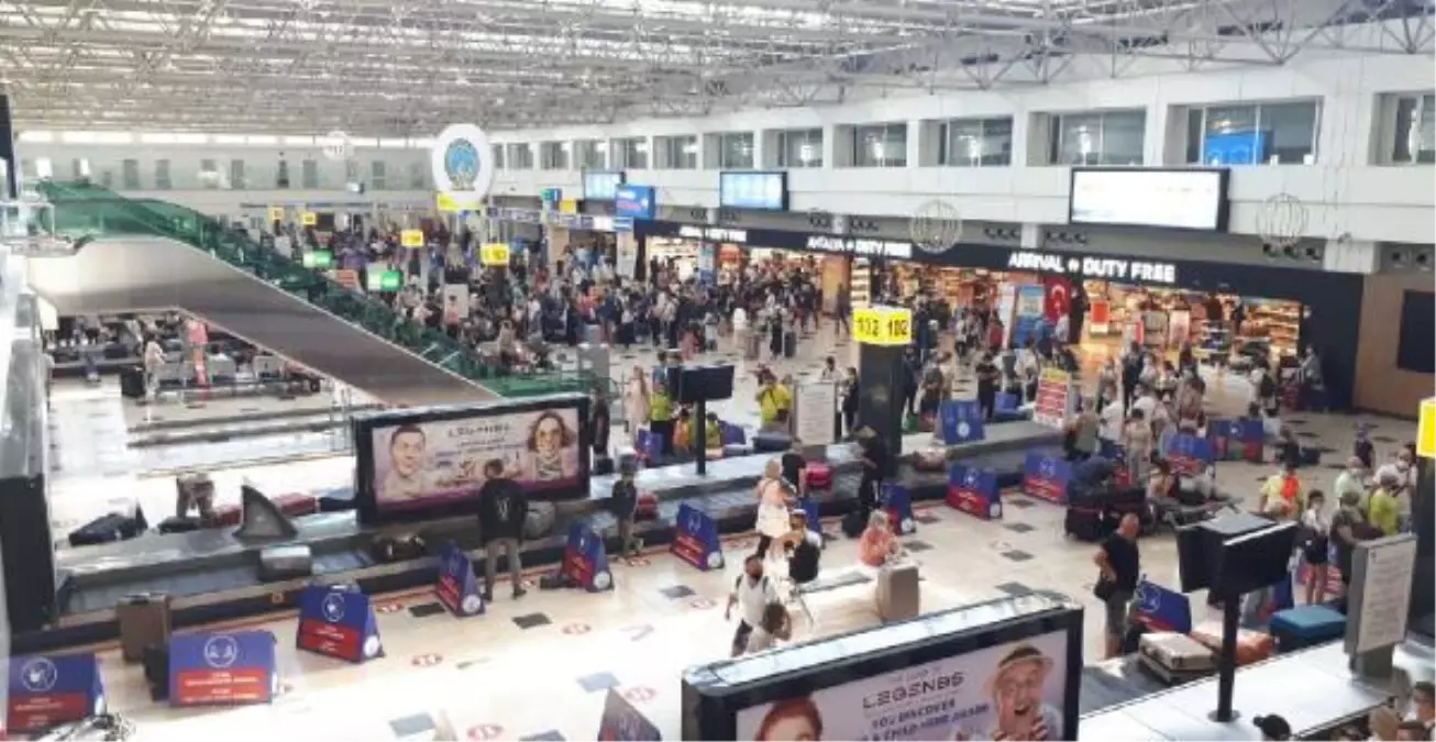Antalya'ya hava yoluyla gelen turist, günlük 100 bini aştı