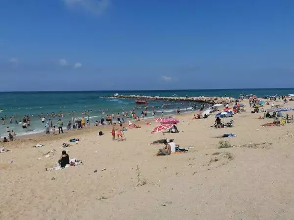 ARNAVUTKÖY'DE SICAKTAN BUNALANLAR KARABURUN SAHİLİ'NE AKIN ETTİ ARNAVUTKÖY'DE SICAKTAN BUNALANLAR KARABURUN SAHİLİ'NE AKIN ETTİ